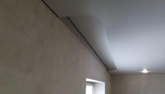 Закругленная ниша под карниз на матовом потолке 6,5 см