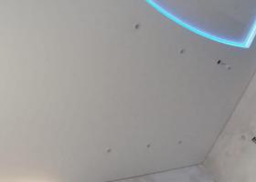 Двухуровневый натяжной потолок с цветной подсветкой 10.2020